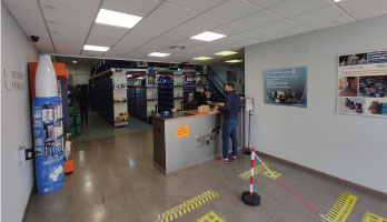 Entrada a tienda de Sumifluid suministro de hidráulica, neumática, estanqueidad y vacío en Sevilla